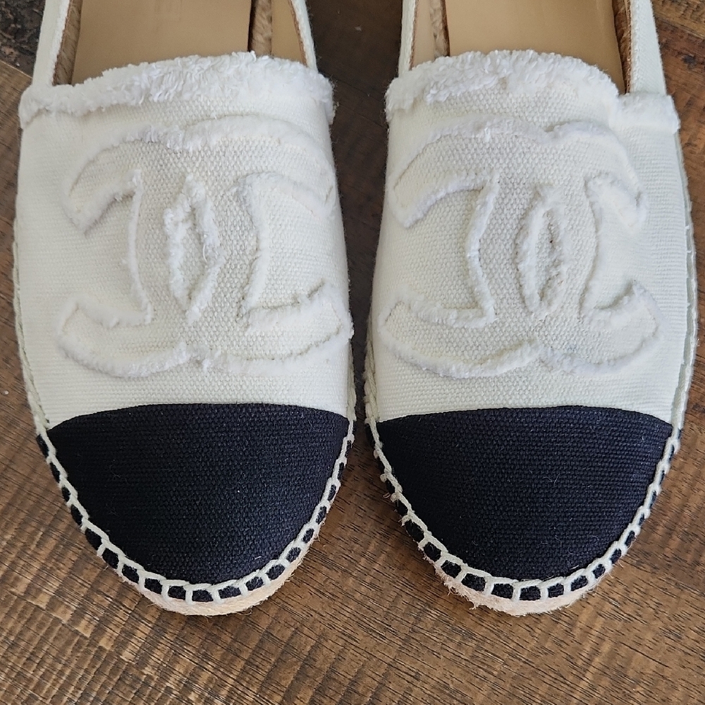 CHANEL Cream and Black Espadrilles - Picture 4 of 16